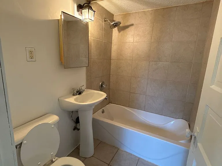 3419 Howard St — Photo 18