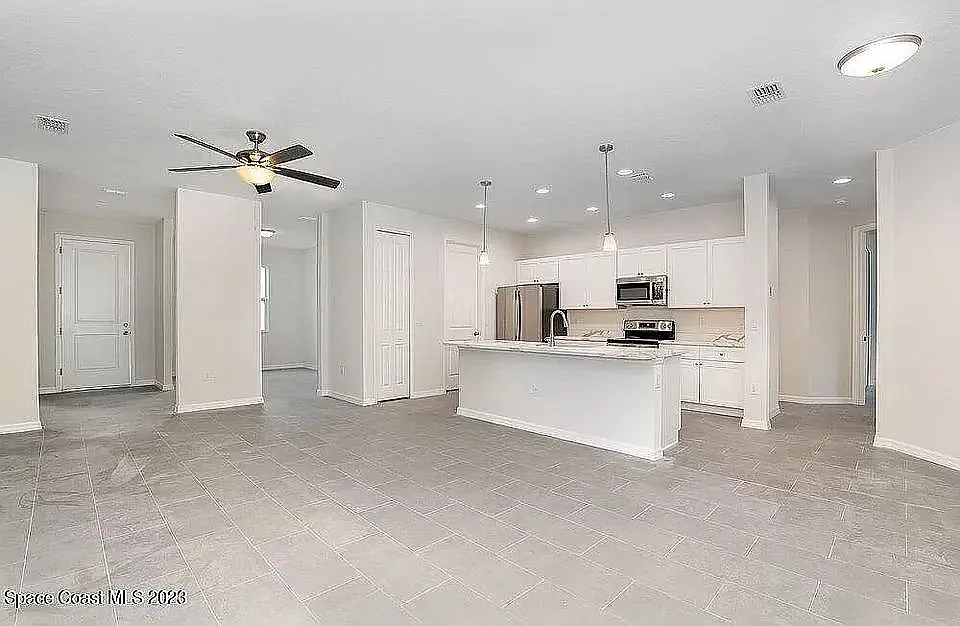 4 bed, 2030 sqft, $2,600 — Photo 2