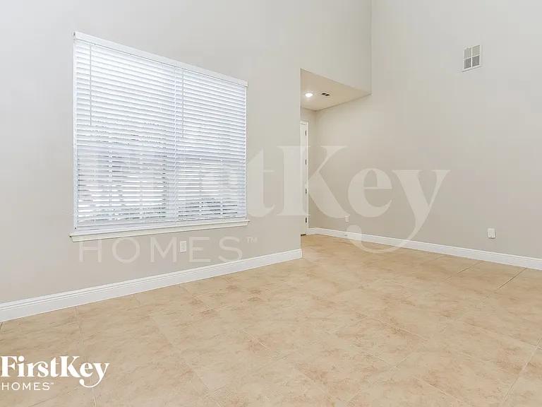 663 Breezeway Ct — Photo 8