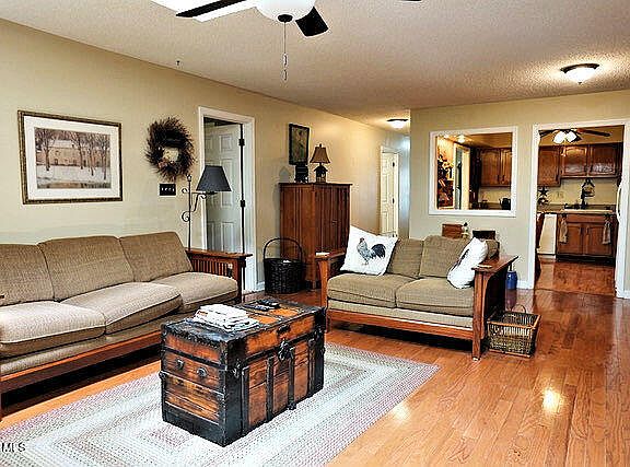 4th image of 303 Camelot Ct