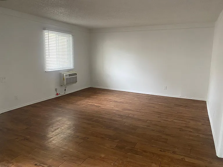 8512 Balboa Blvd #11 — Photo 6