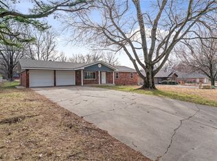 14750 Oakcrest Dr, Siloam Springs, AR 72761