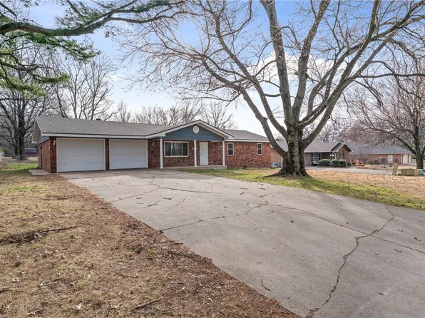 14750 Oakcrest Dr, Siloam Springs, AR 72761