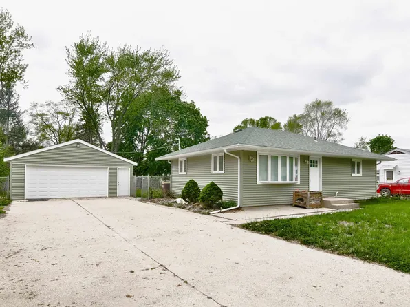 9611 Gary Dr, Machesney Park, IL 61115