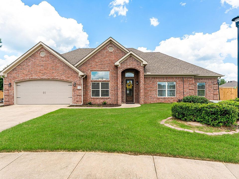 1st image of 3211 Robbins Dr
