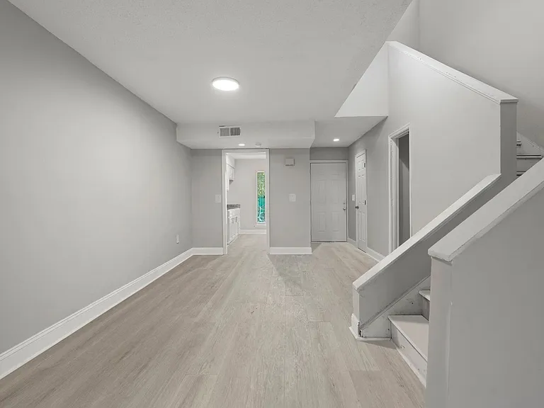 Colonial Pointe Apartments — Photo 34