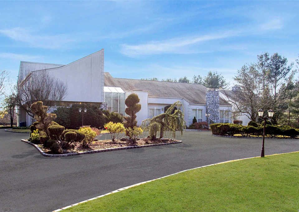 1st image of 25 Overbrook Ln