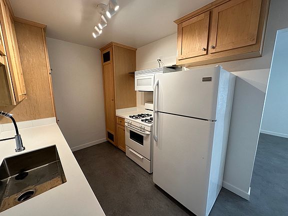 5th image of 3801 Centre St APT G