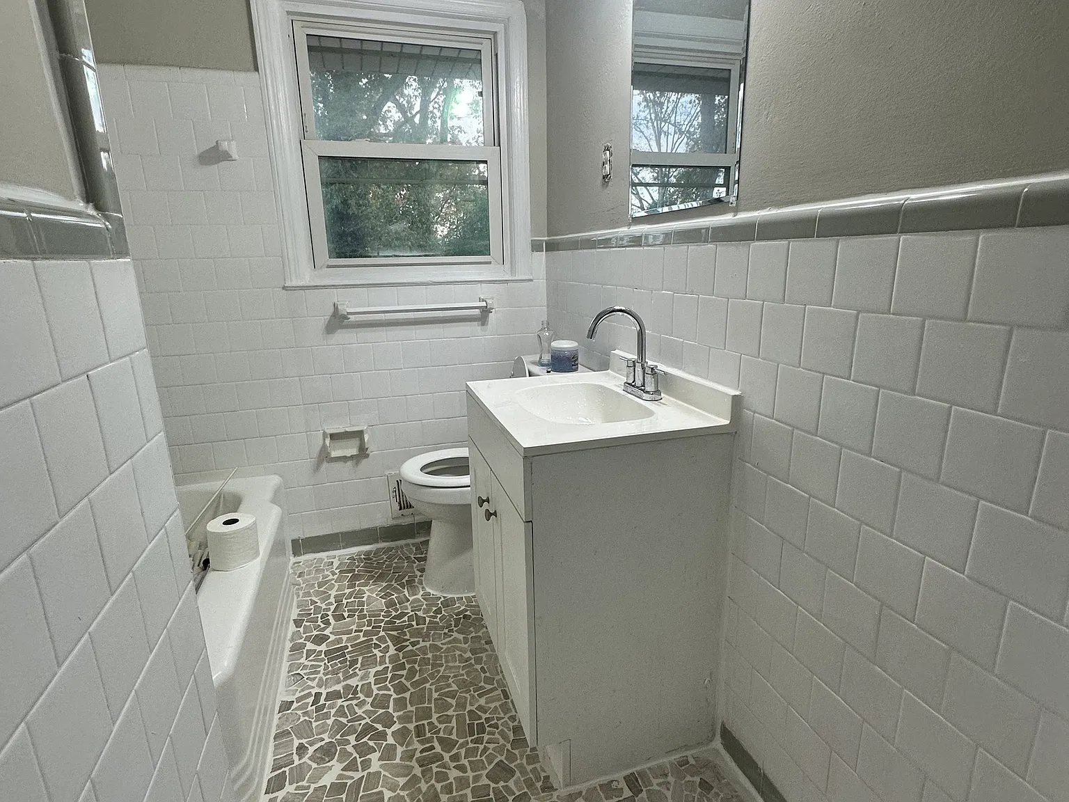 4 bed, 2.0 bath, 2267 sqft, $1,100 — Photo 3