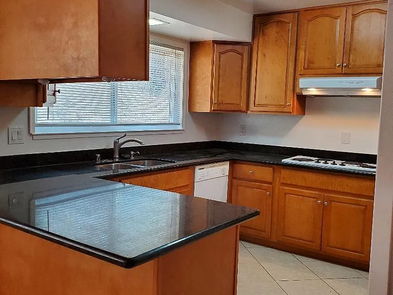 708 Court Ln — Photo 8