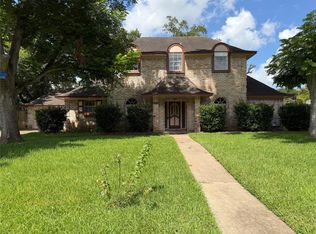 231 Huckleberry Dr, Lake Jackson, TX 77566