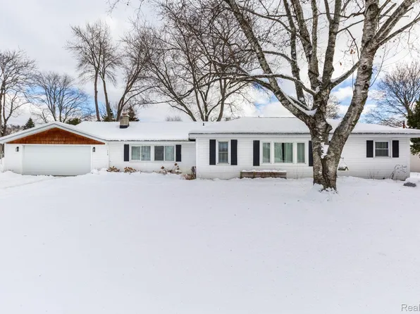 5194 Heath Ave, Clarkston, MI 48346
