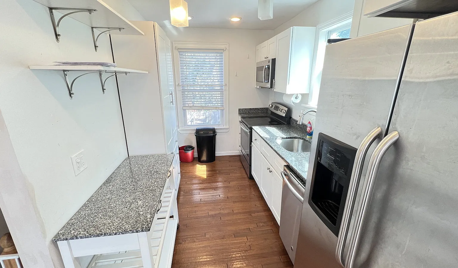 3 bed, 2.0 bath, 1500 sqft, $3,400 — Photo 2