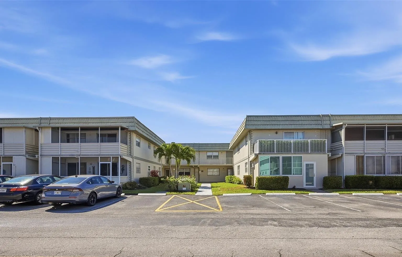 1 bed, 1.5 bath, 720 sqft, $1,599 — Photo 2
