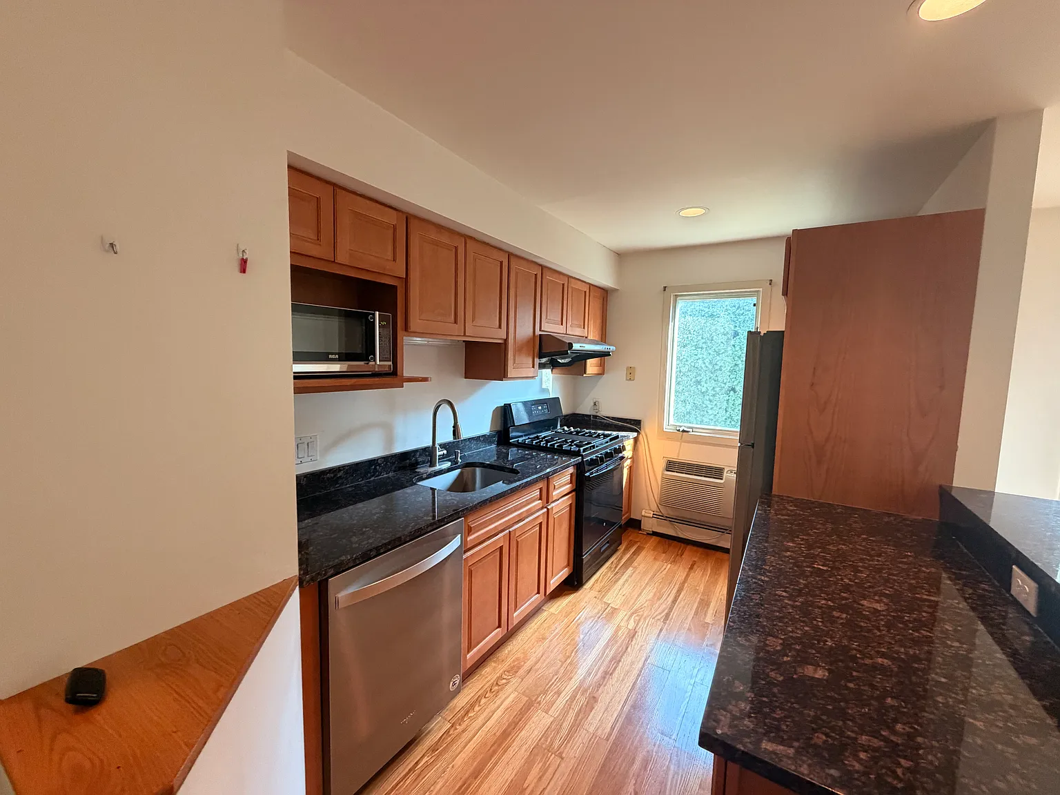 3 bed, 2.0 bath, 1350 sqft, $4,500 — Photo 2