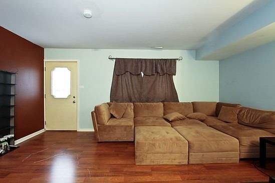 4th image of 10429 S Massasoit Ave