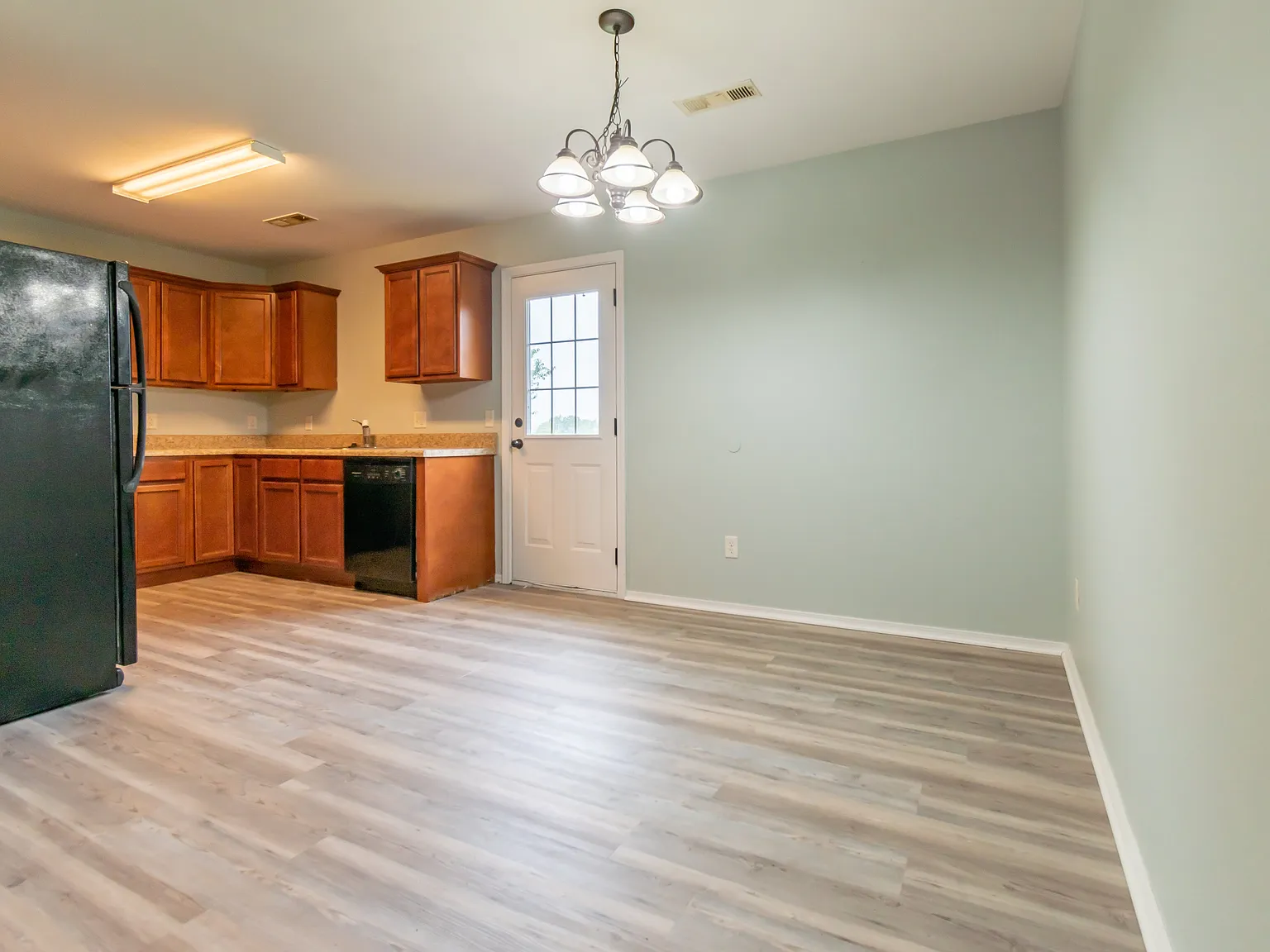 3 bed, 1220 sqft, $1,750 — Photo 2