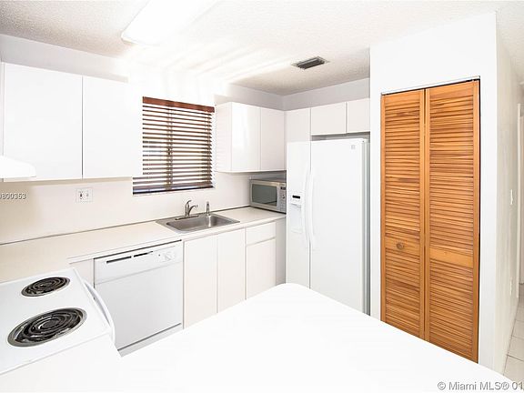 5th image of 3260 W 70th St Unit 202