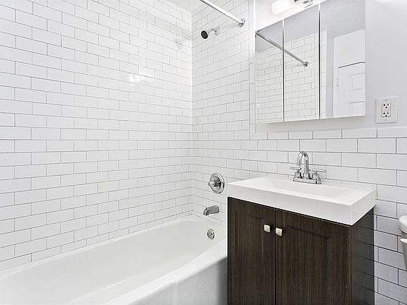 4th image of 580 Main St APT 160