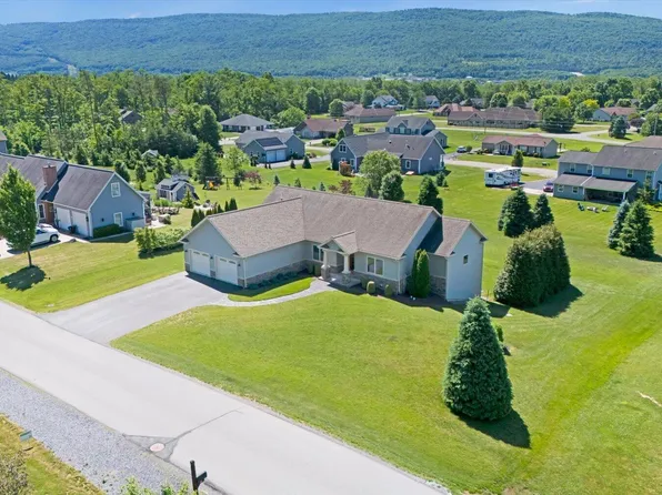 72 Willis Dr, Mill Hall, PA 17751