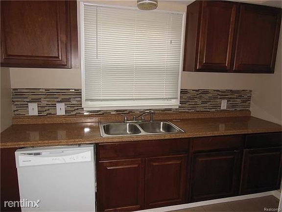 5th image of 23101 Cloverlawn Ave