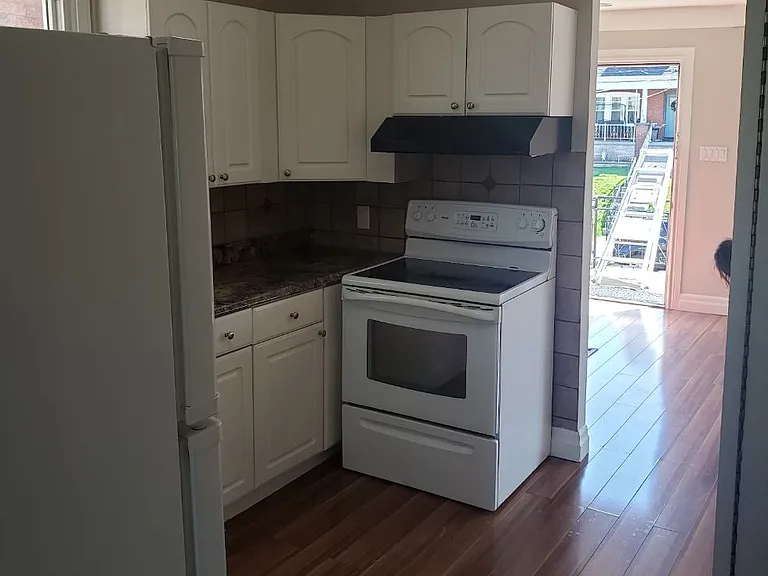 519 Catharine St N #MAIN LEVEL — Photo 5