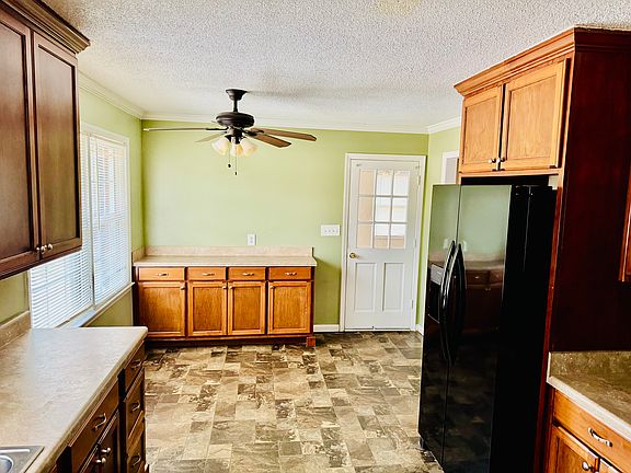 Spacious kitchen 
New appliances
Tons of storage