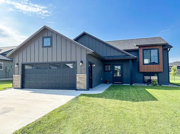 1121 Steamboat Trl, Brookings, SD 57006