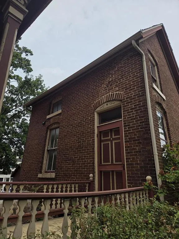 435 E Walnut — Photo 3