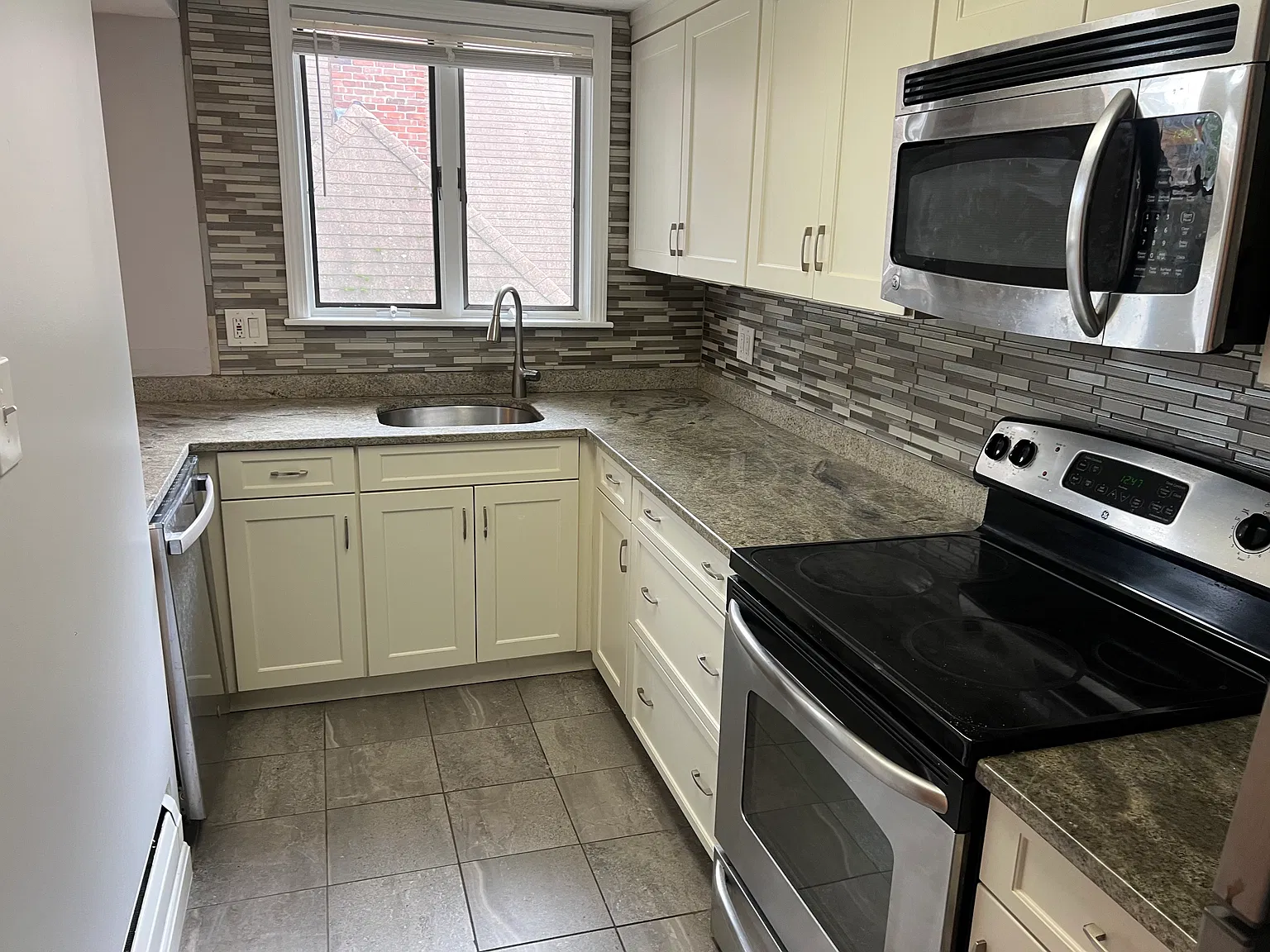 4 bed, 1581 sqft, $5,200 — Photo 3