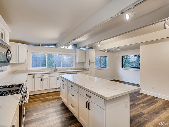 Gas range, pantry closet and so much wonderful light