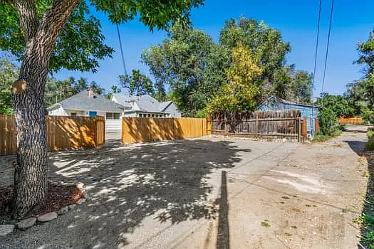 227 N Walnut St — Photo 9