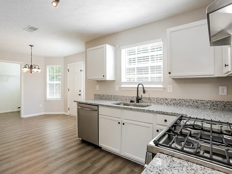 1413 Cater Ct — Photo 9