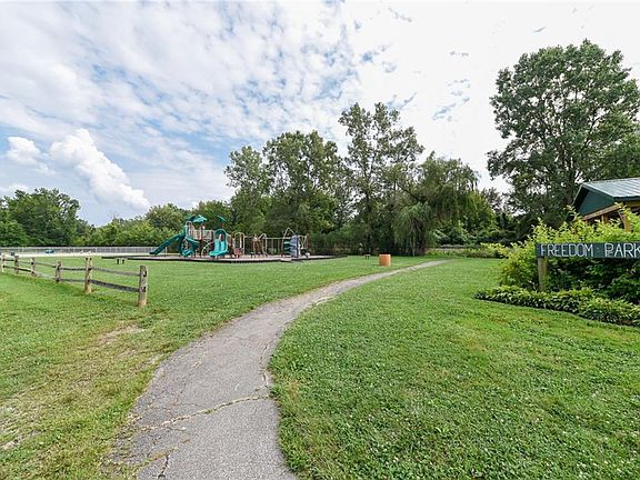 4th image of 904 East Dr