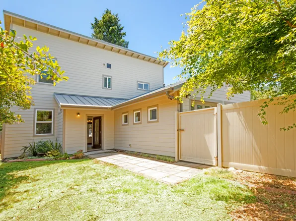 130 Pine Ave, Redway, CA 95560