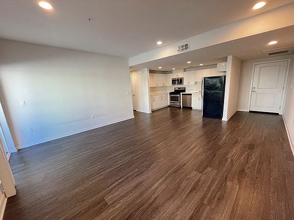 4th image of 6334 Woodman Ave #310