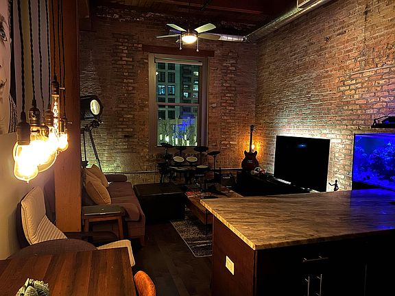 5th image of 454 E Illinois St #6607