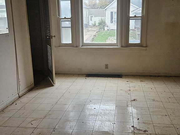 4th image of 2757 Alexandria Ave