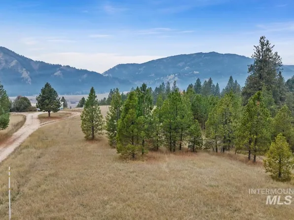 2 Woodland Dr, Garden Valley, ID 83622