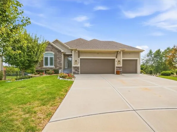 16367 S Heatherwood St, Olathe, KS 66062