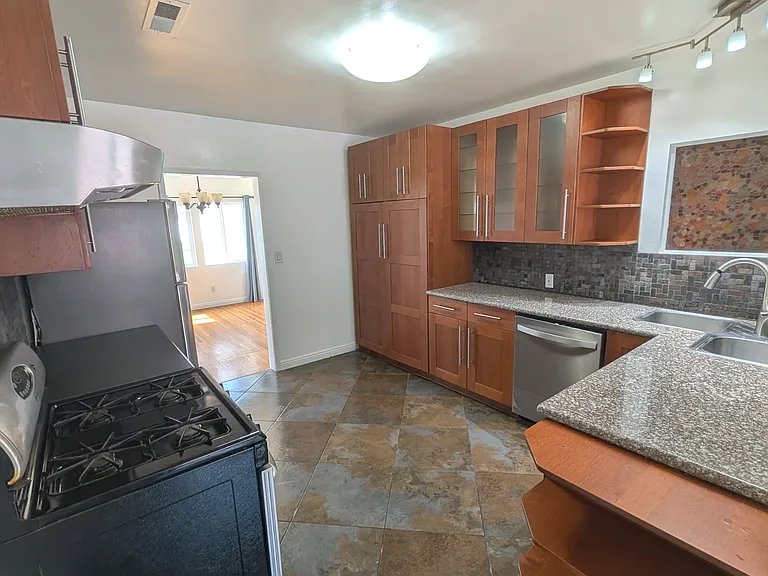 2401 Lomita Verde Dr — Photo 10