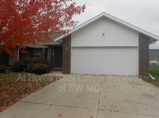 807 Foxx Dr, Nixa, MO 65714