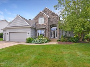 715 Beacon Hill Dr, Chagrin Falls, OH 44022