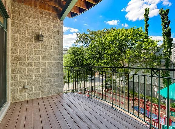 Jumbo sized deck off kitchen