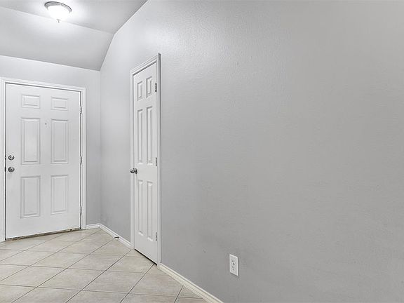 4th image of 26945 Kings Crescent Dr