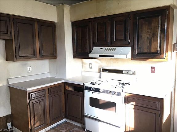 3rd image of 950 E 223rd St