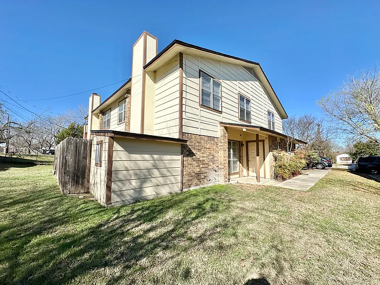 3004 Chaucer Dr — Photo 1