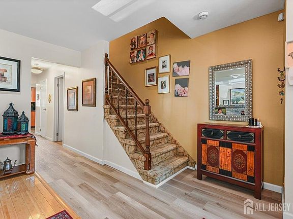 5th image of 27 Highview Dr