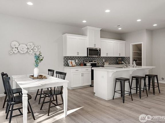 5th image of 1418 60th Avenue NE