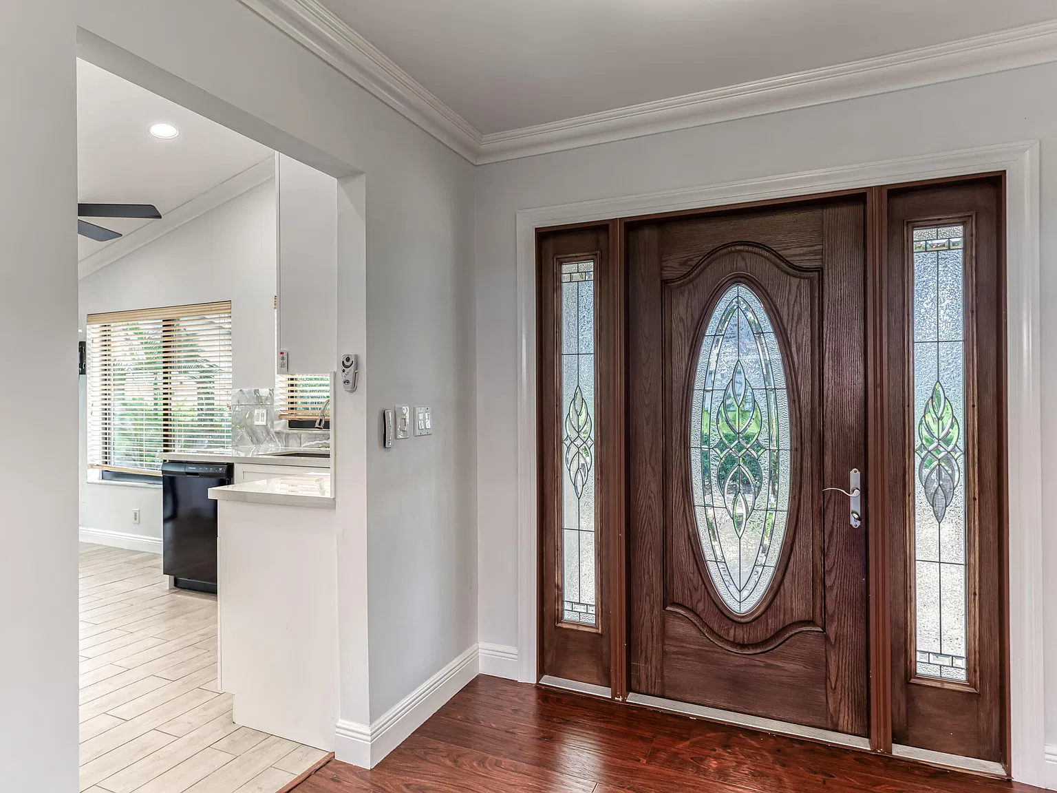 3 bed, 2.0 bath, 1667 sqft, $3,400 — Photo 2